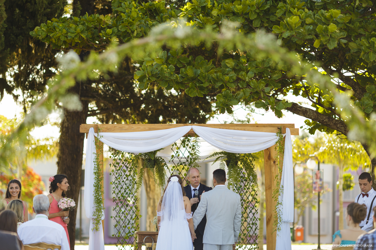 lindo casamento campestre diurno ao ar livre no campus do Instituto Adventista Paranaense, em Ivatuba Parana
