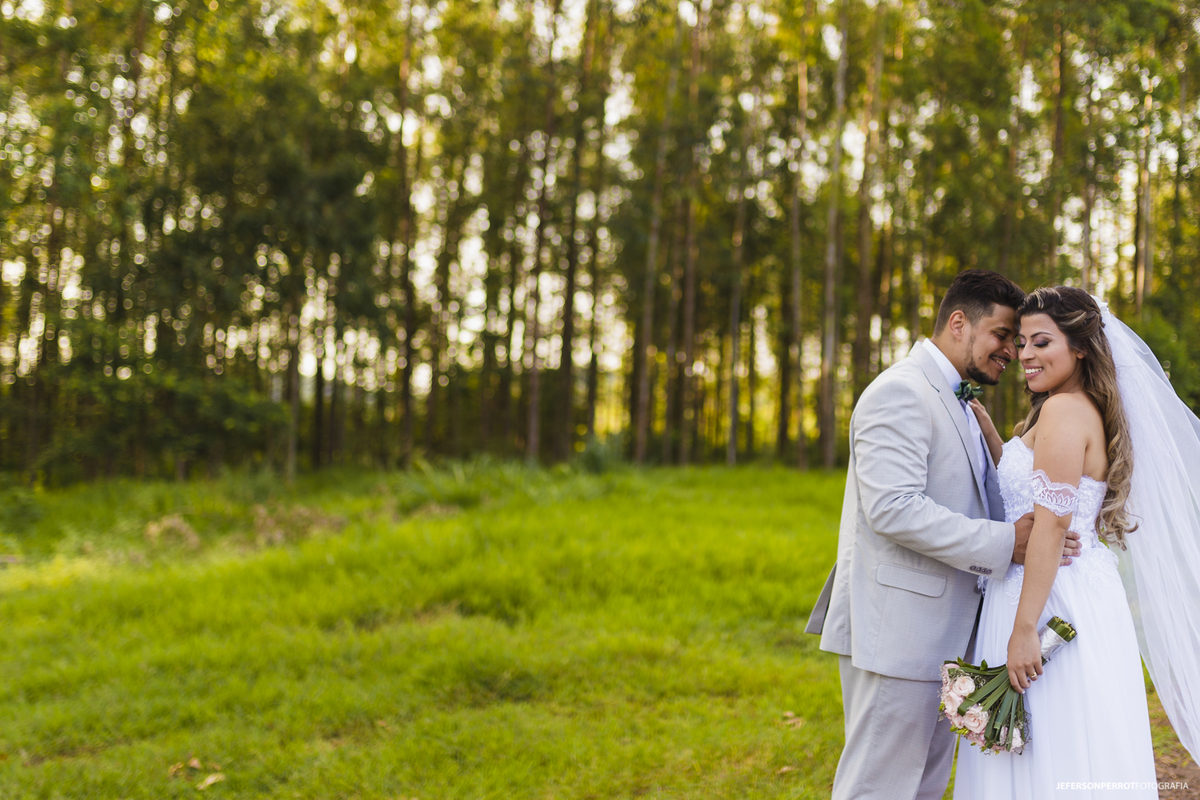 casal vestido de noivos em frente a linda paisagem