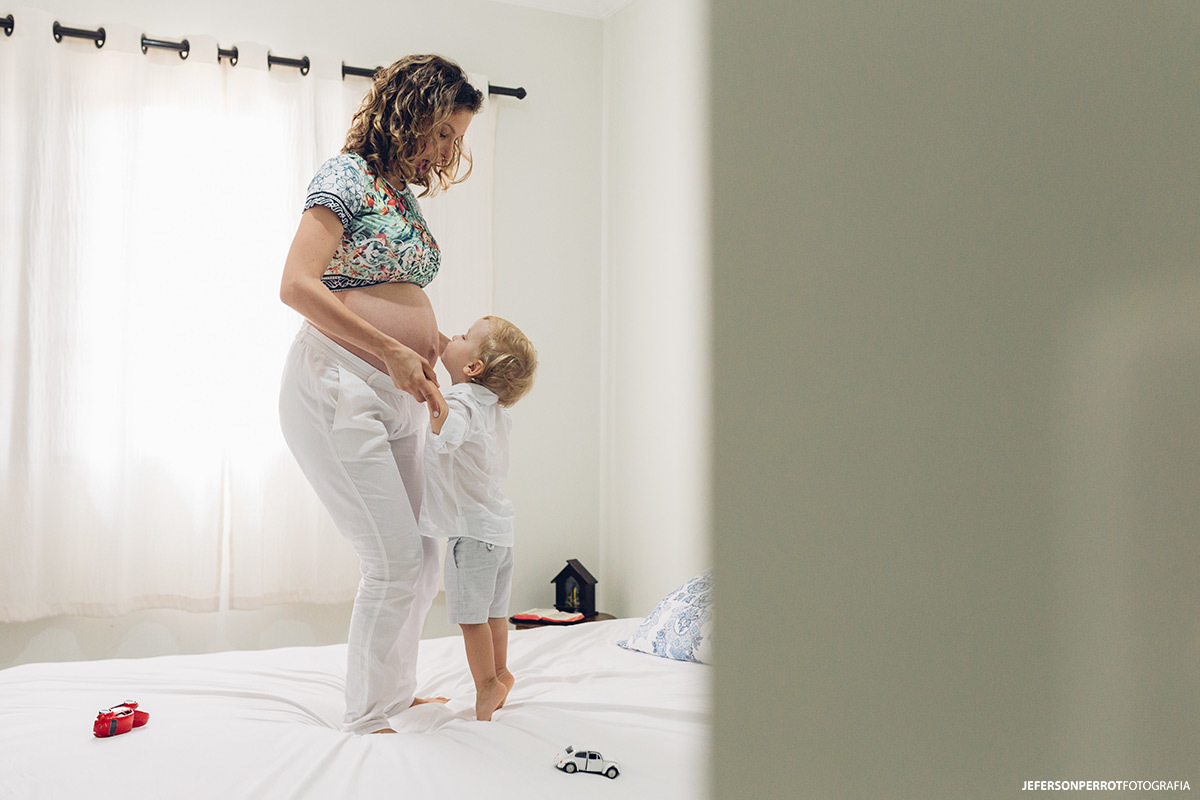 mae e filho pulando na cama