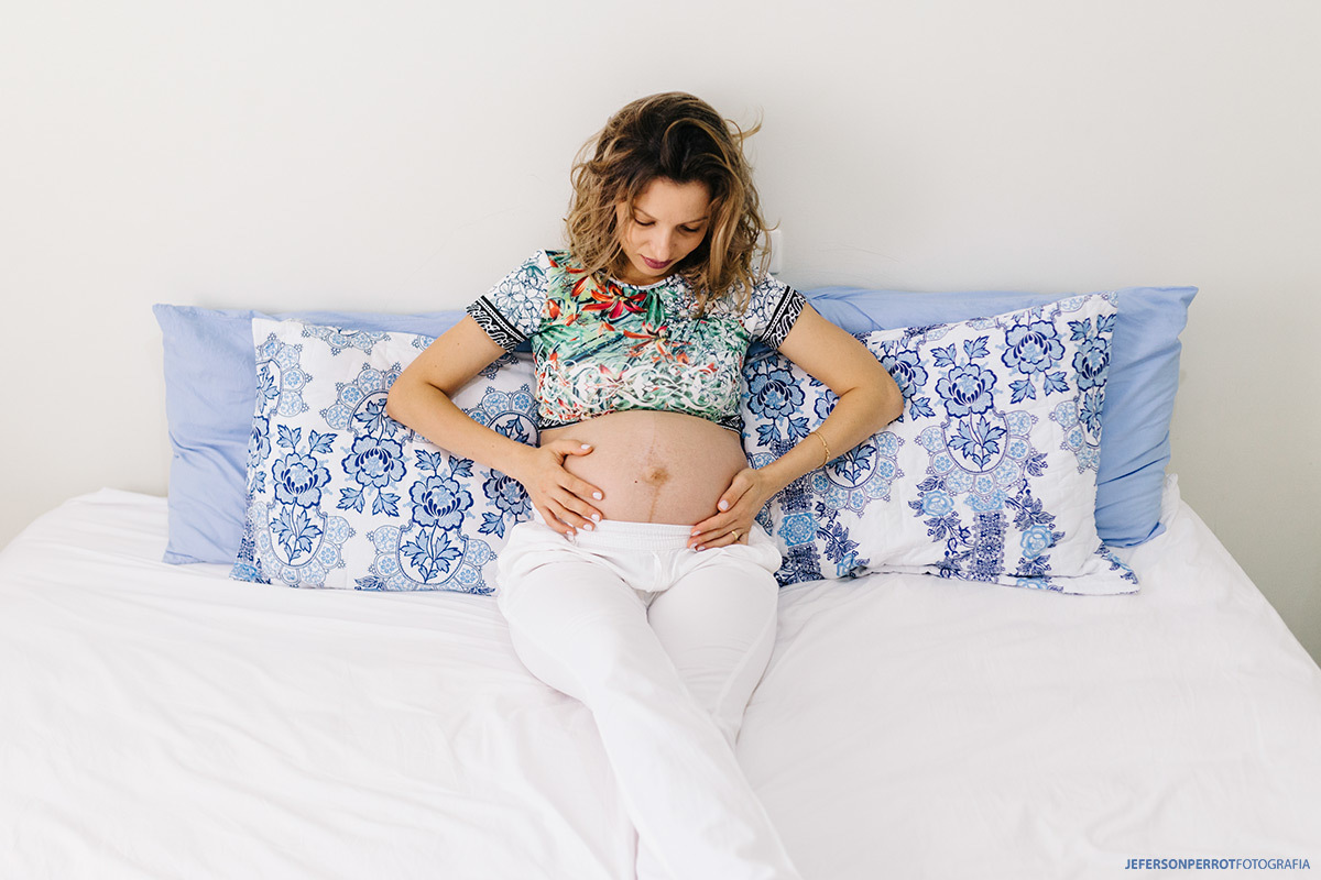 gestante sentada na cama