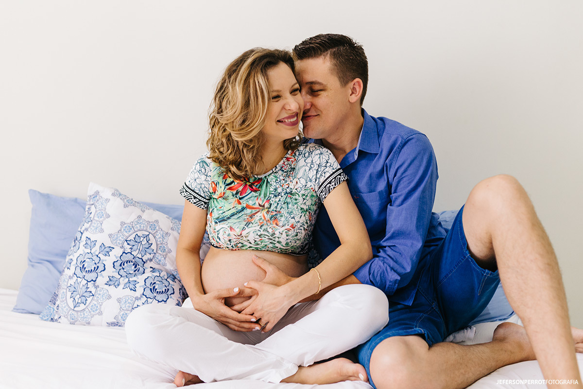 casal gestante na cama