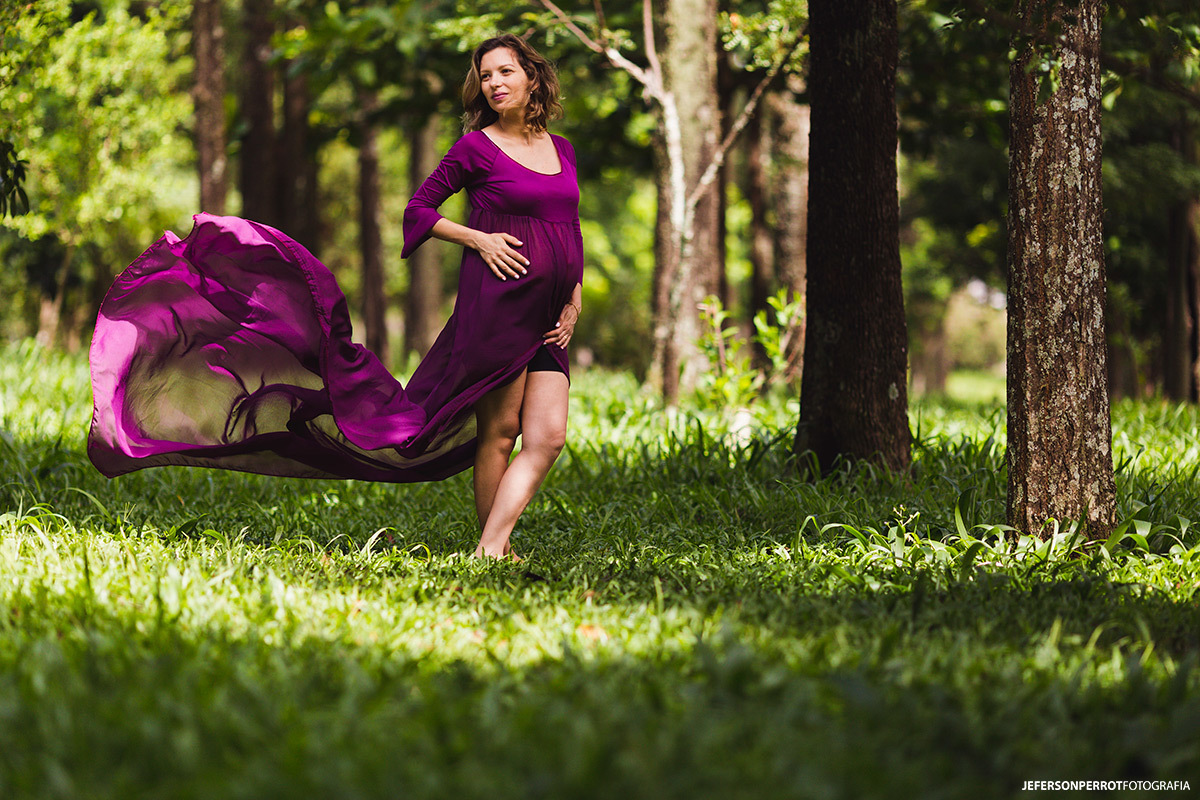 mae com vestido roxo esvoaçante no parque