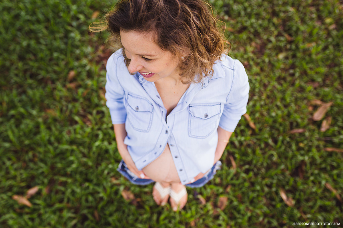 mamãe sorridente com barriga de gestante a mostra