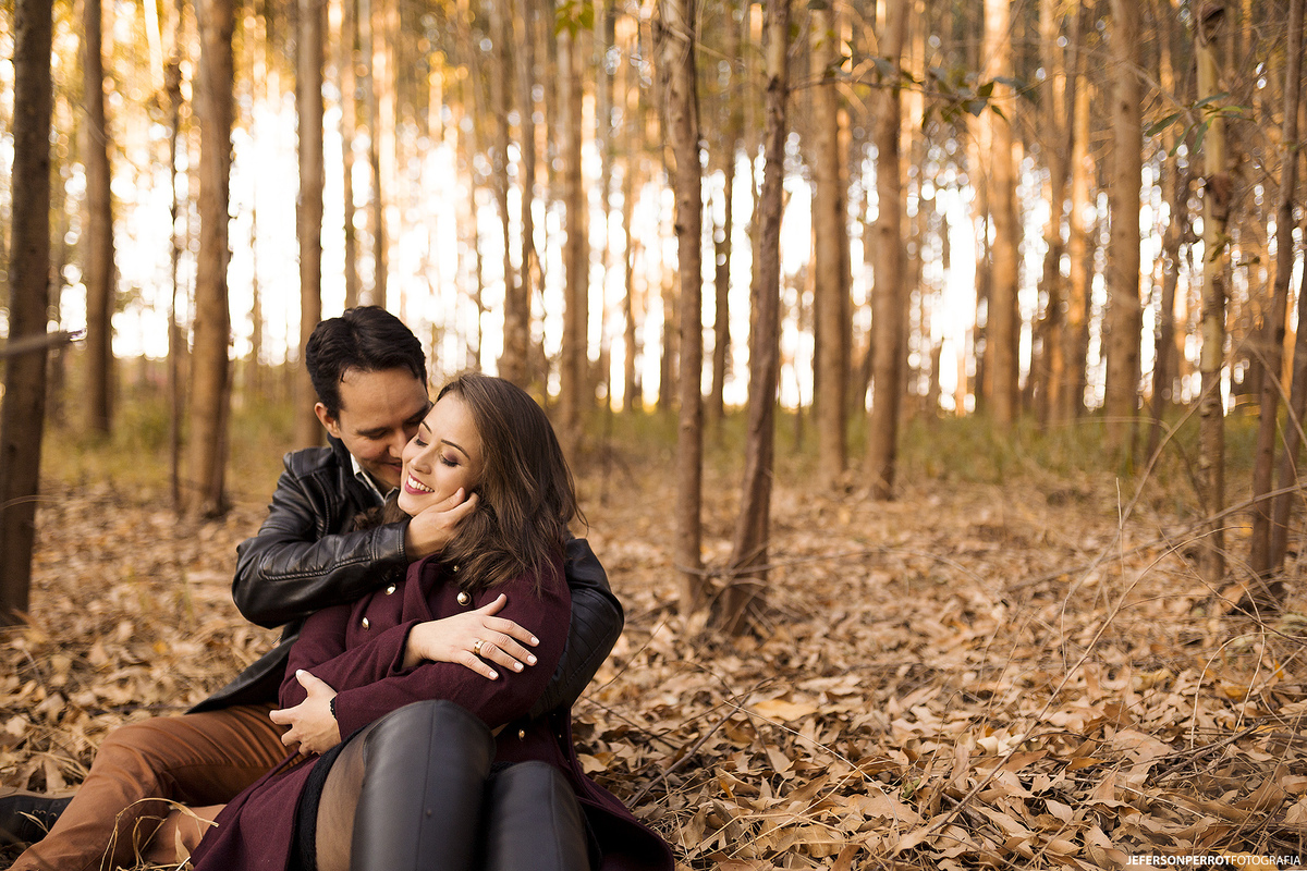 ensaio save the date em plantação de eucalíptos em mandaguacu, parana, brasil