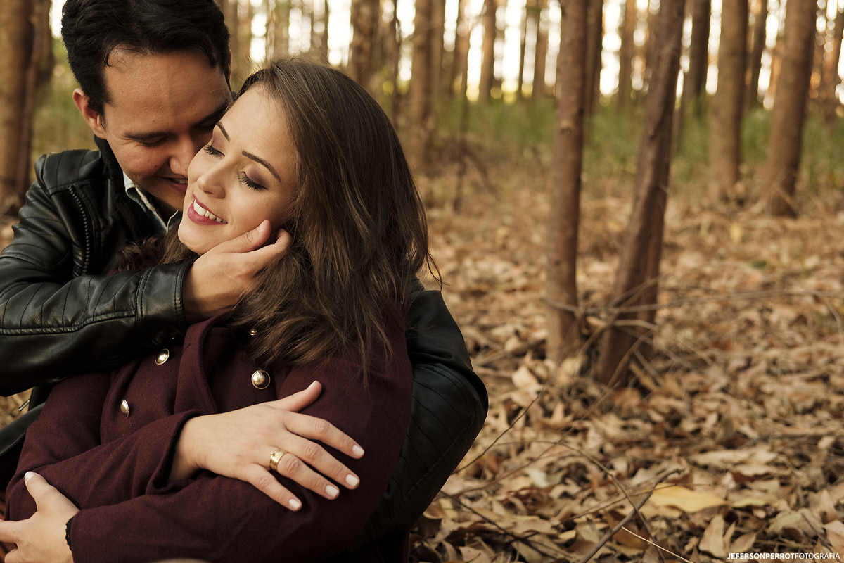 ensaio save the date em plantação de eucalíptos em mandaguacu, parana, brasil