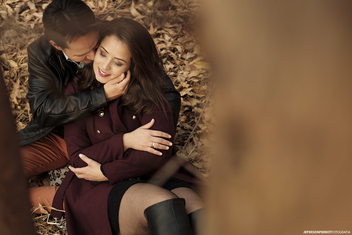 ensaio save the date em plantação de eucalíptos em mandaguacu, parana, brasil