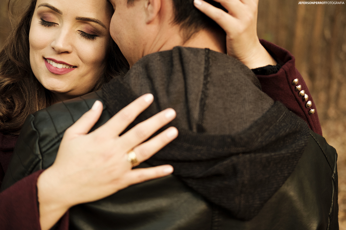 ensaio save the date em plantação de eucalíptos em mandaguacu, parana, brasil