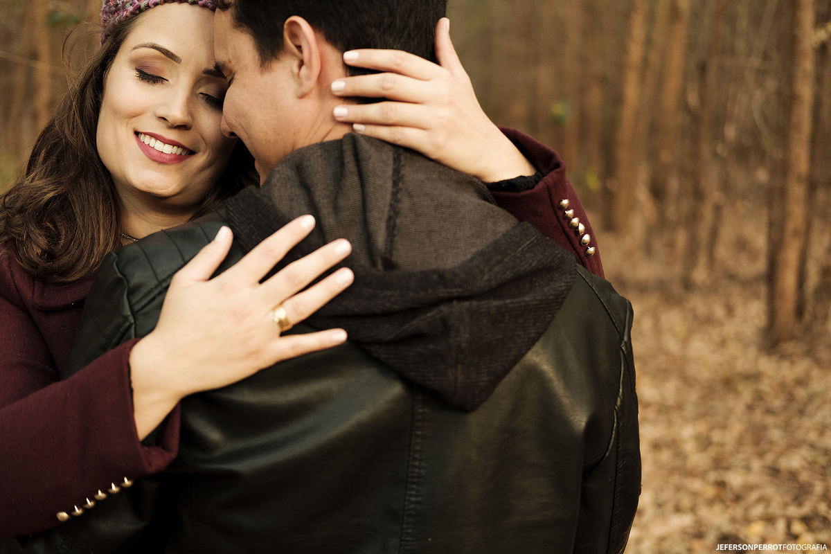 ensaio save the date em plantação de eucalíptos em mandaguacu, parana, brasil