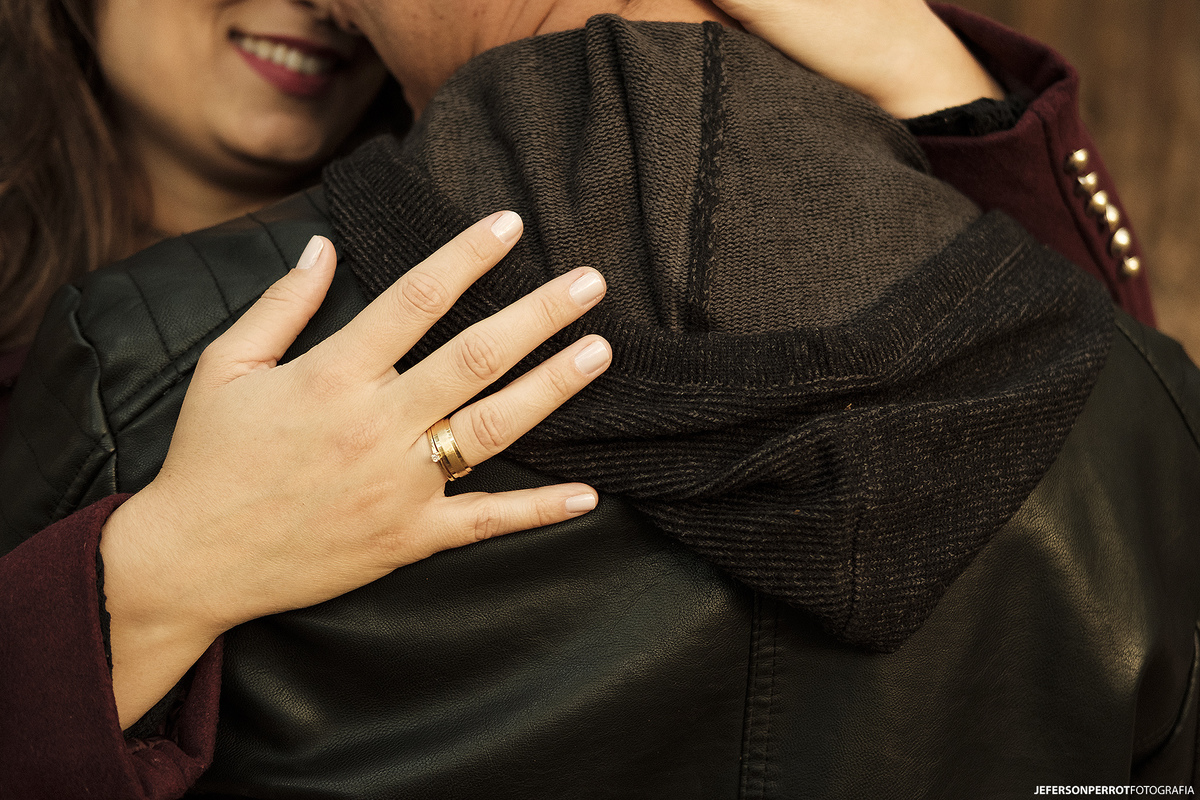ensaio save the date em plantação de eucalíptos em mandaguacu, parana, brasil