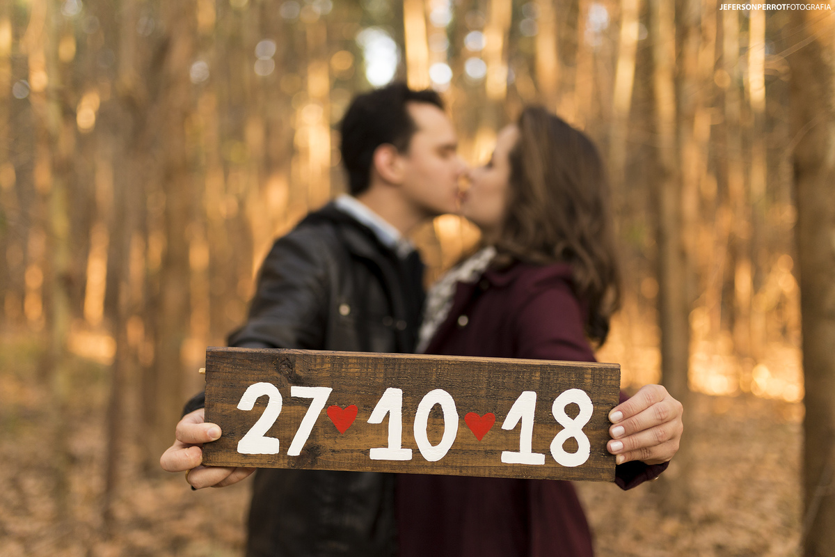 ensaio save the date em plantação de eucalíptos em mandaguacu, parana, brasil