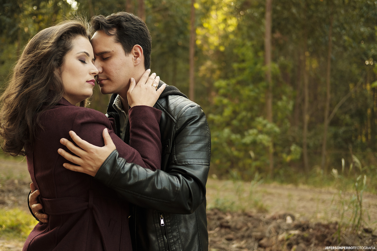 ensaio save the date em plantação de eucalíptos em mandaguacu, parana, brasil