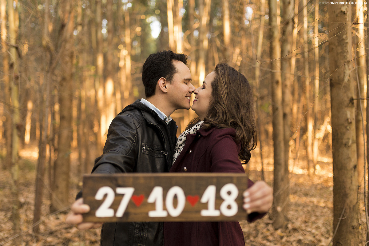 ensaio save the date em plantação de eucalíptos em mandaguacu, parana, brasil