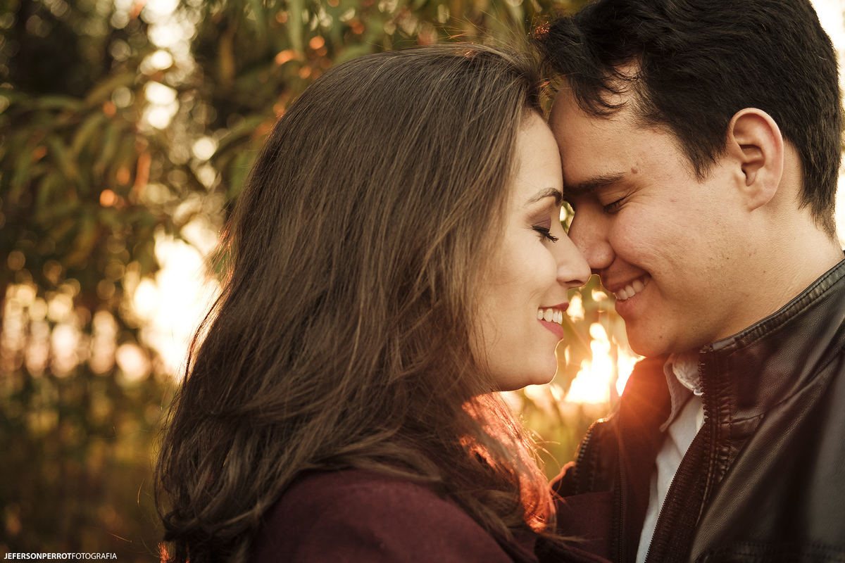 ensaio save the date em plantação de eucalíptos em mandaguacu, parana, brasil