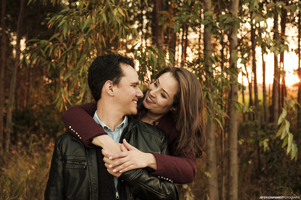 ensaio save the date em plantação de eucalíptos em mandaguacu, parana, brasil