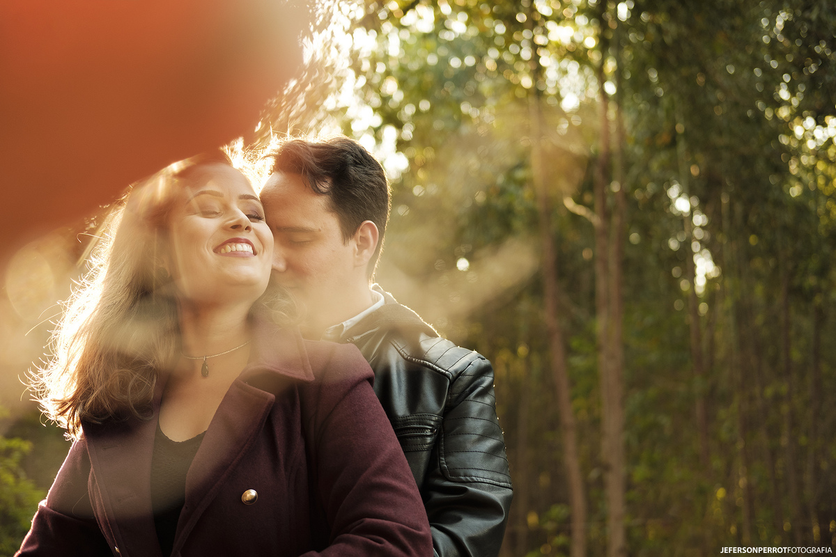 ensaio save the date em plantação de eucalíptos em mandaguacu, parana, brasil