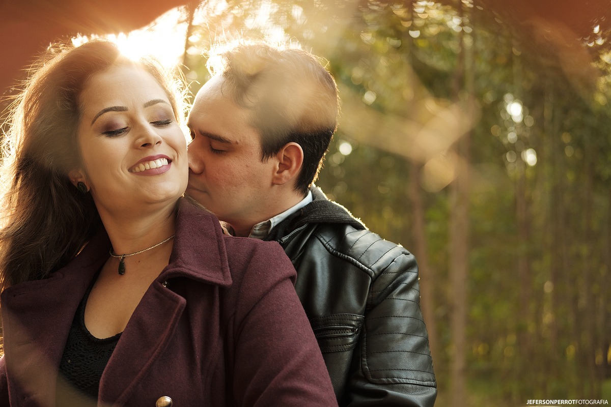 ensaio save the date em plantação de eucalíptos em mandaguacu, parana, brasil