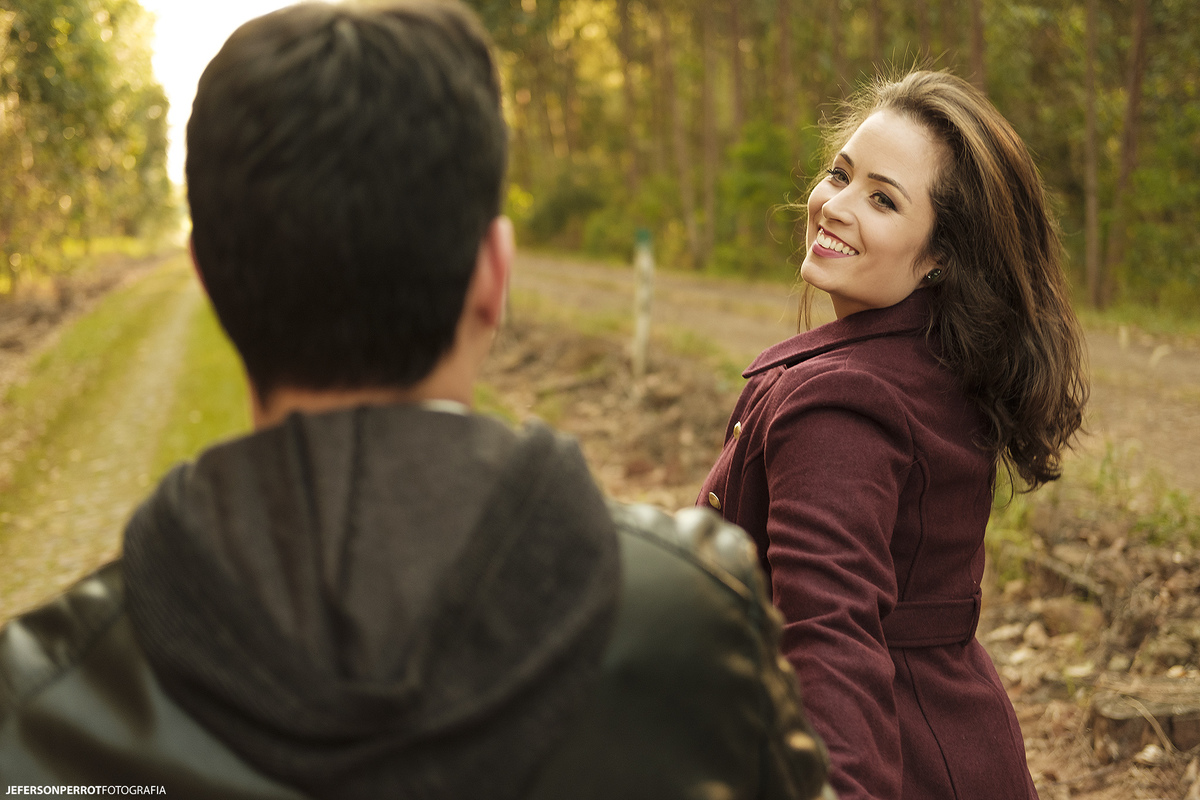 ensaio save the date em plantação de eucalíptos em mandaguacu, parana, brasil