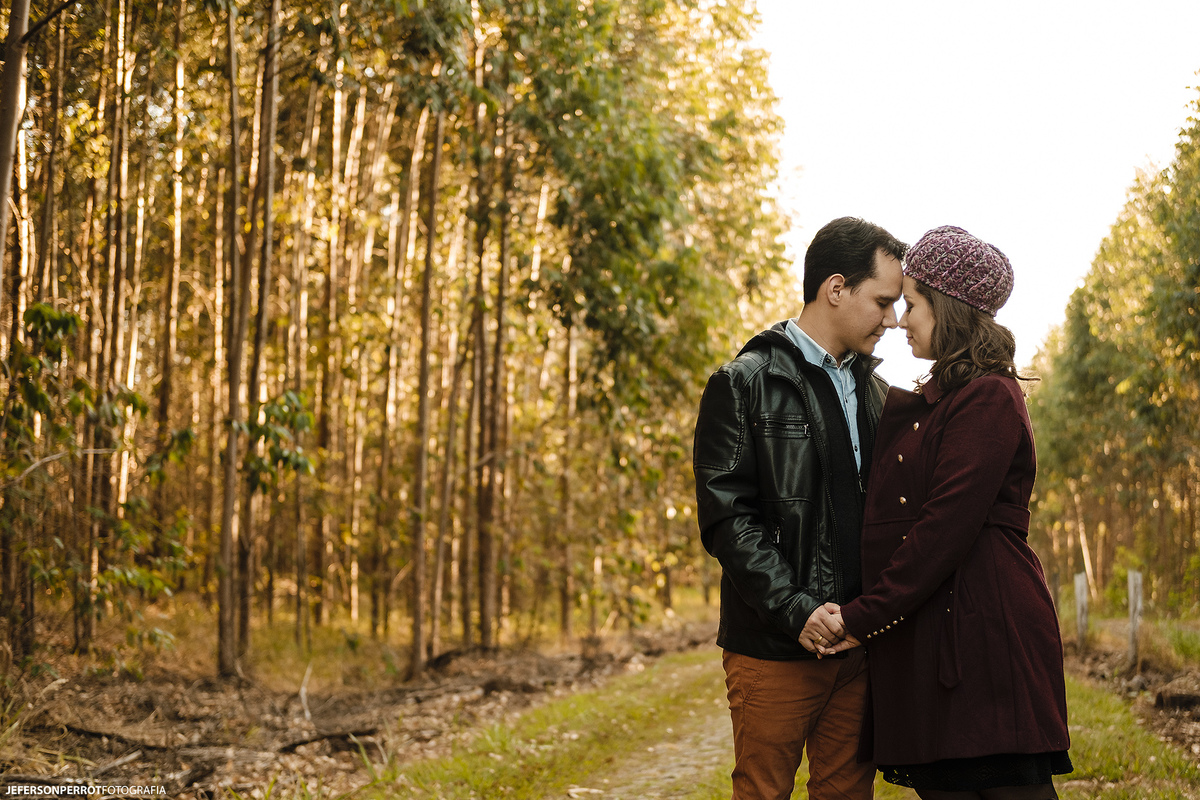ensaio save the date em plantação de eucalíptos em mandaguacu, parana, brasil