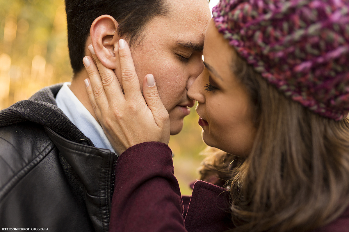 ensaio save the date em plantação de eucalíptos em mandaguacu, parana, brasil