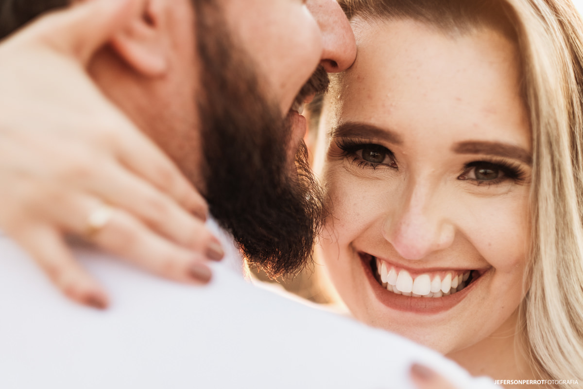 casal em plantação colhida de soja durante o por do sol em mandaguari parana