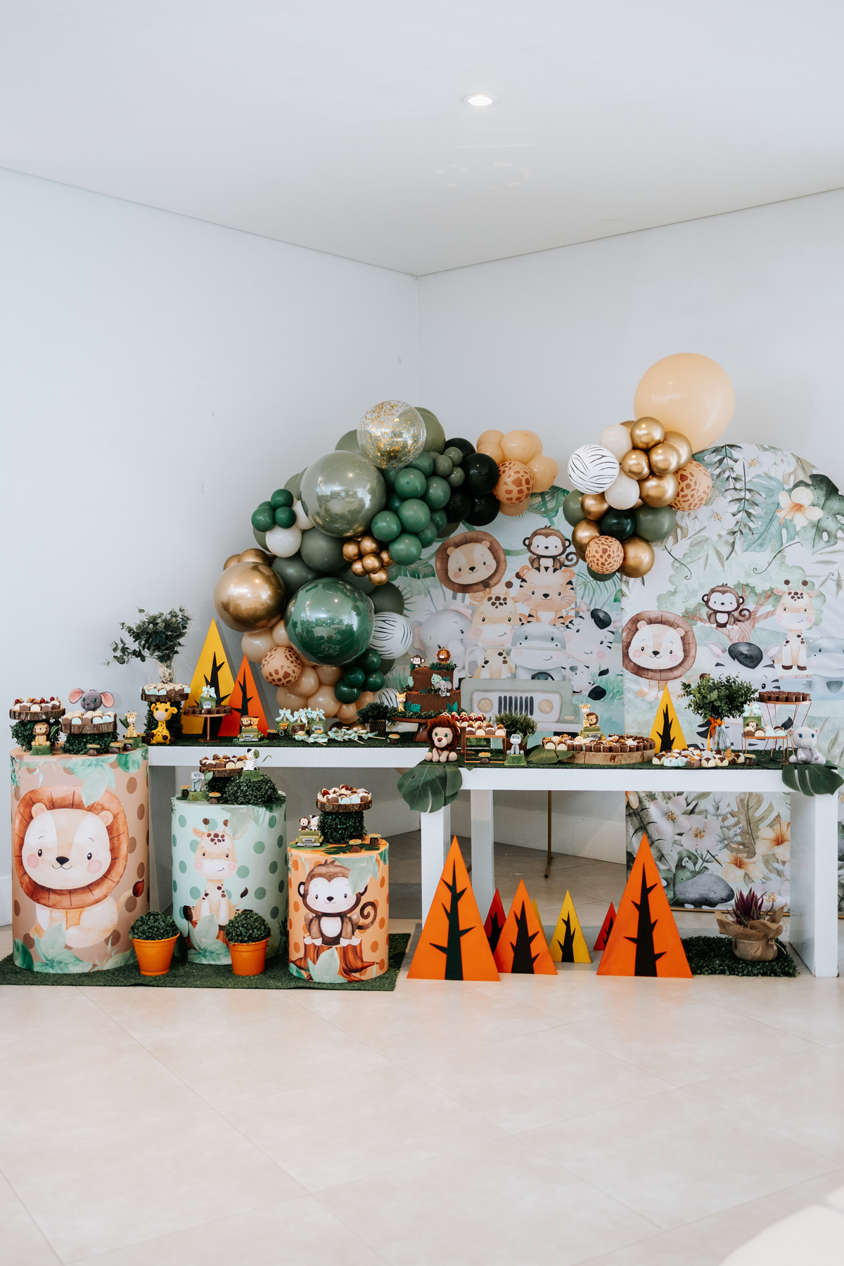 Foto da mesa principal decorada com o tema safari. 