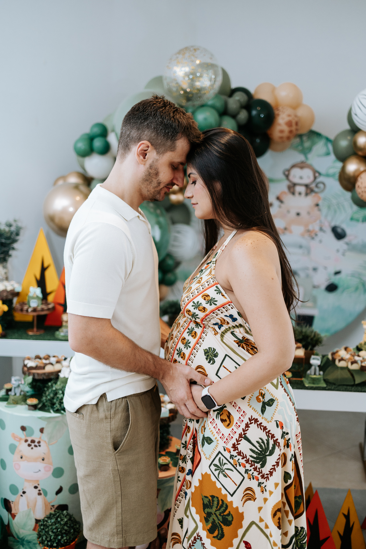 Foto do casal abraçado trocando olhares de carinho.