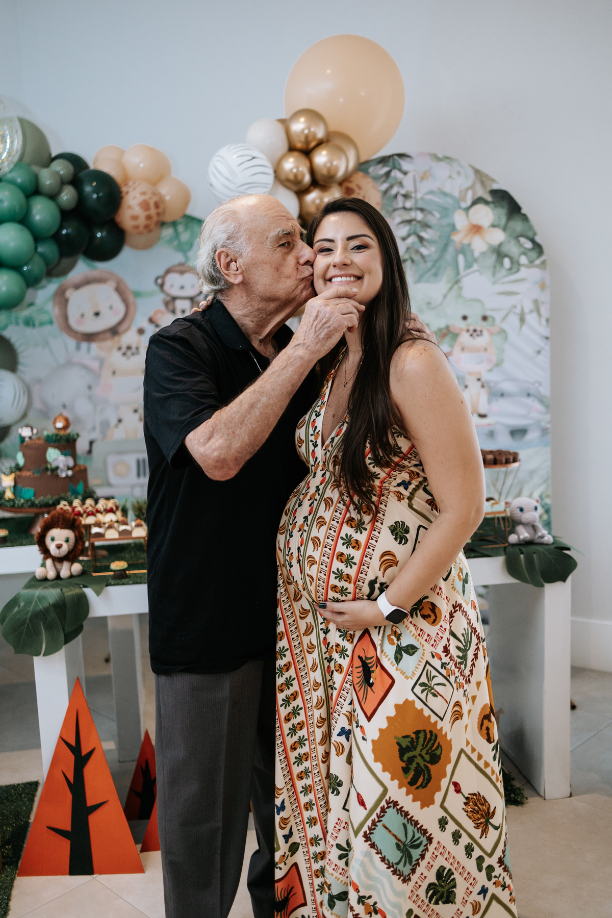 Foto da gestante recebendo um beijo no rosto de um familiar.