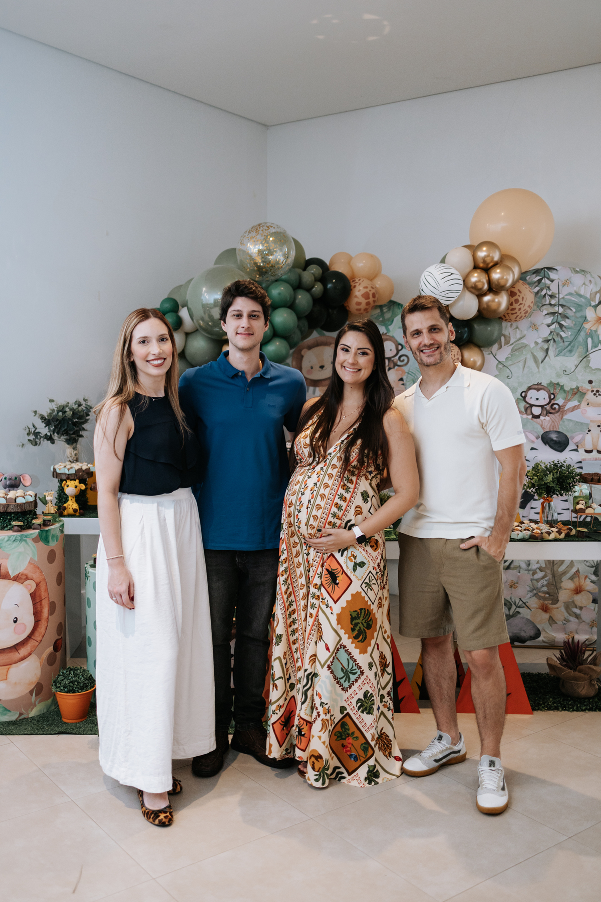 Foto oficial com amigos e familiares reunidos na mesa principal.