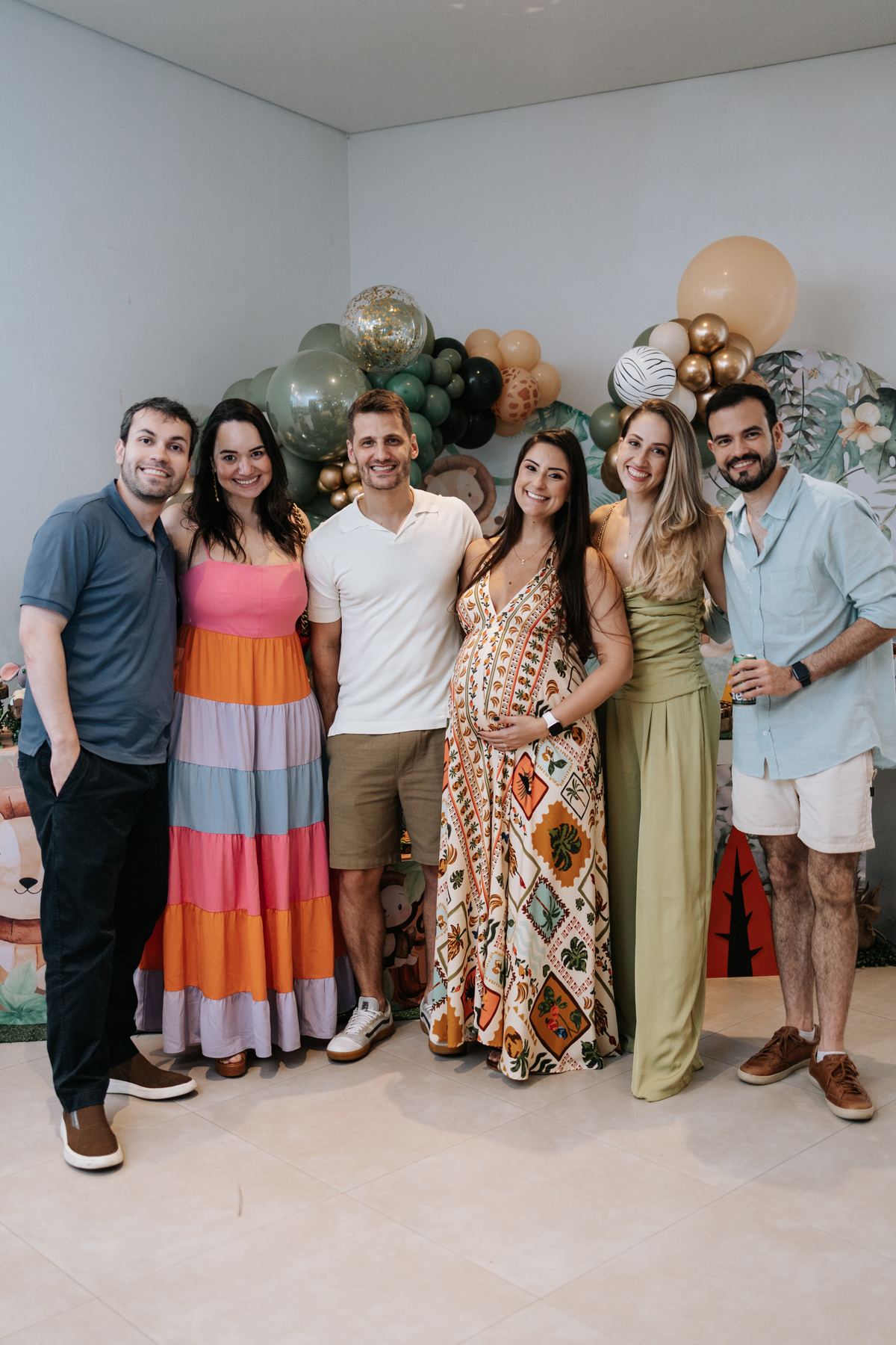 Foto em grupo com amigos celebrando a espera pelo bebê.