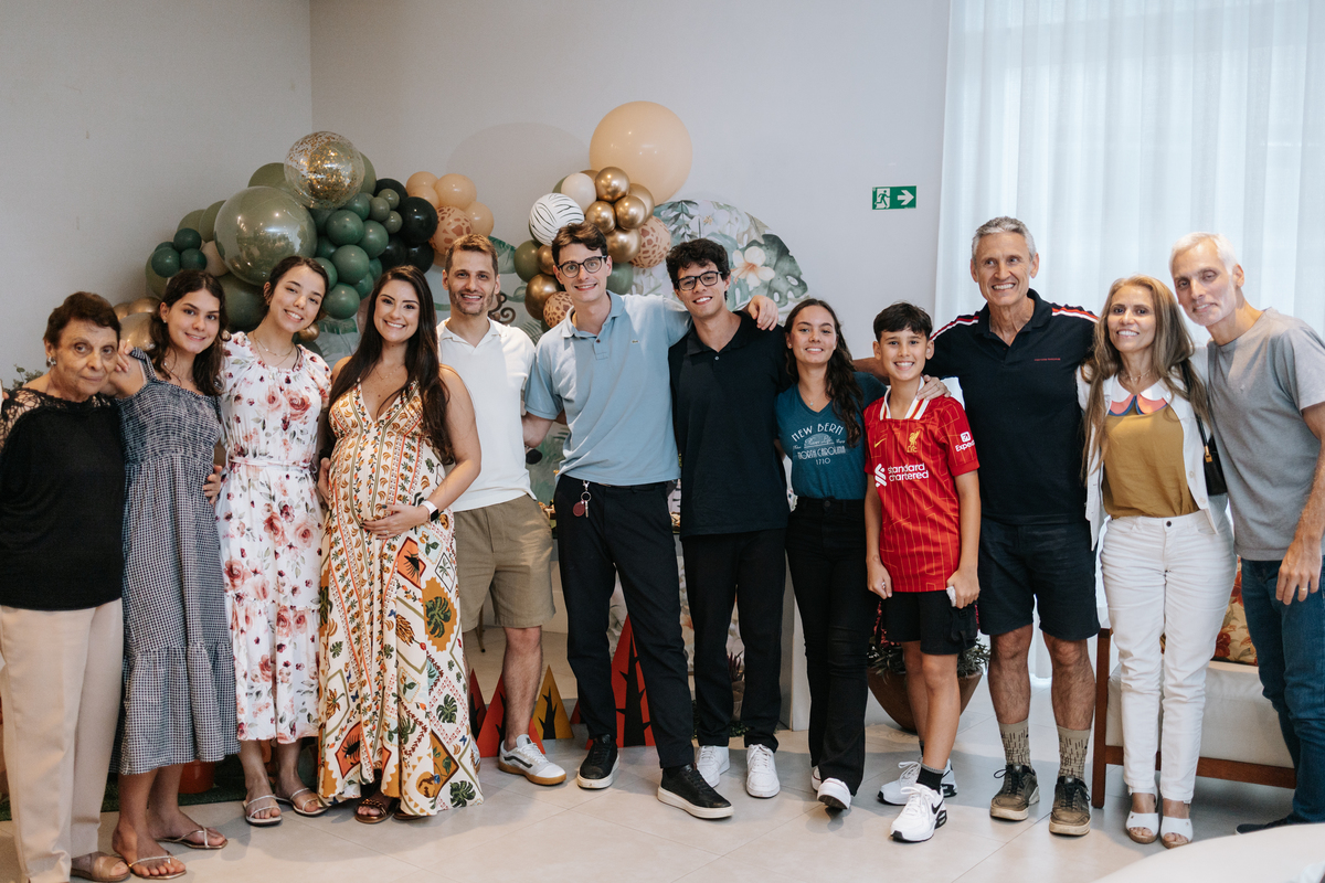 Foto panorâmica com todos os convidados reunidos no salão de festas.