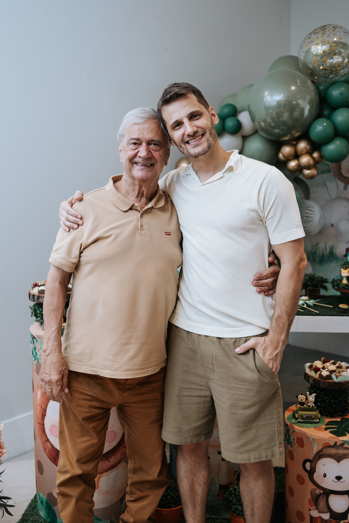 Foto do parceiro abraçado a um familiar durante a celebração.