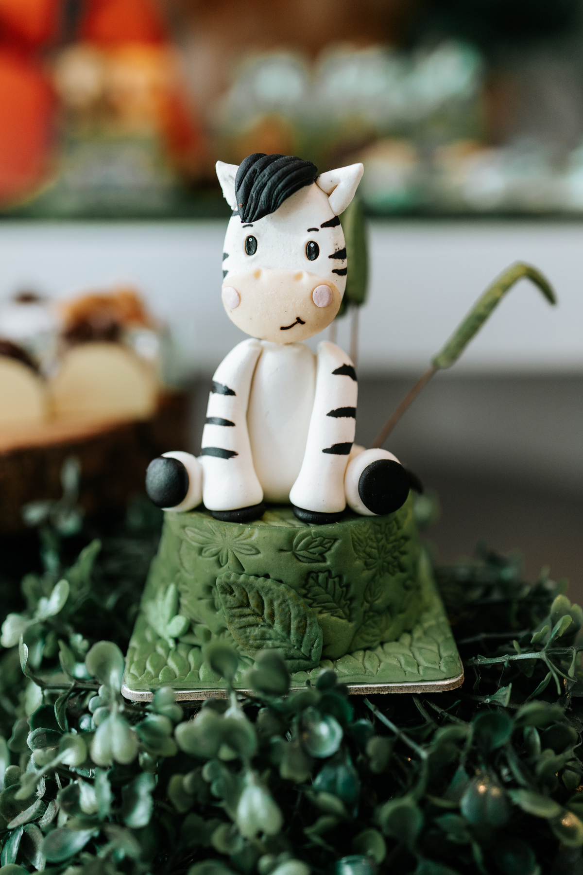 Foto em macro de doce modelado com uma zebrinha no topo.