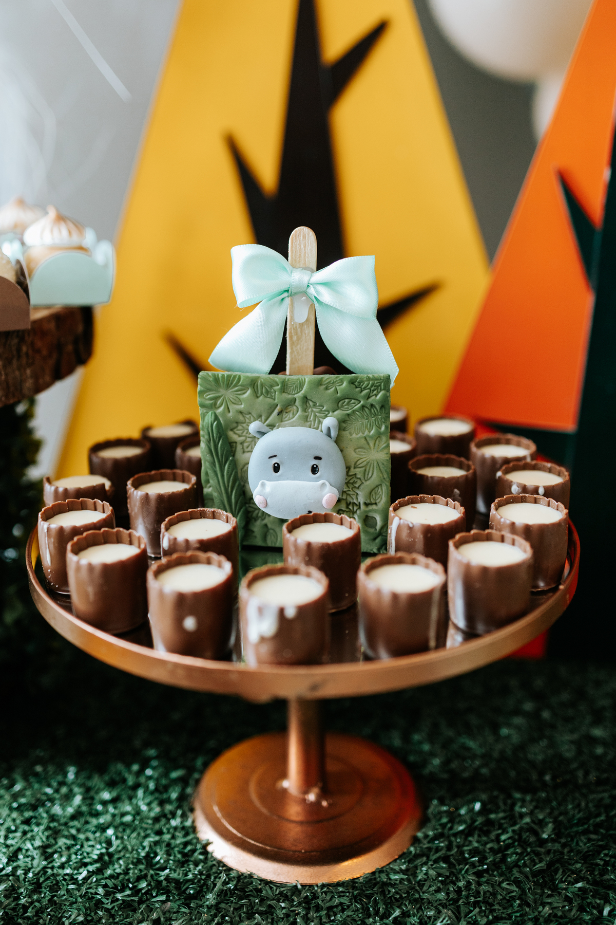 Foto de doces em copinhos decorados com o rosto de um hipopótamo.