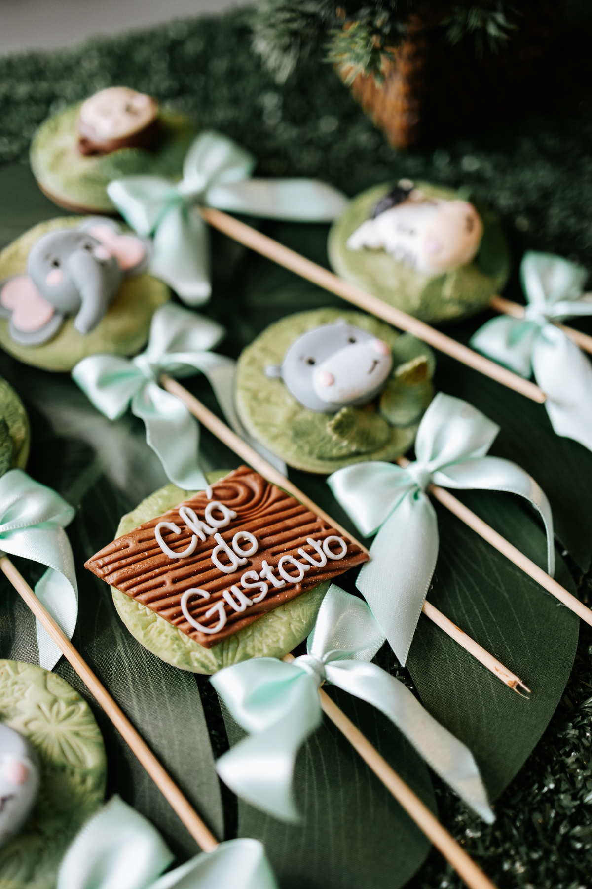 Foto de pirulitos de chocolate com a inscrição 