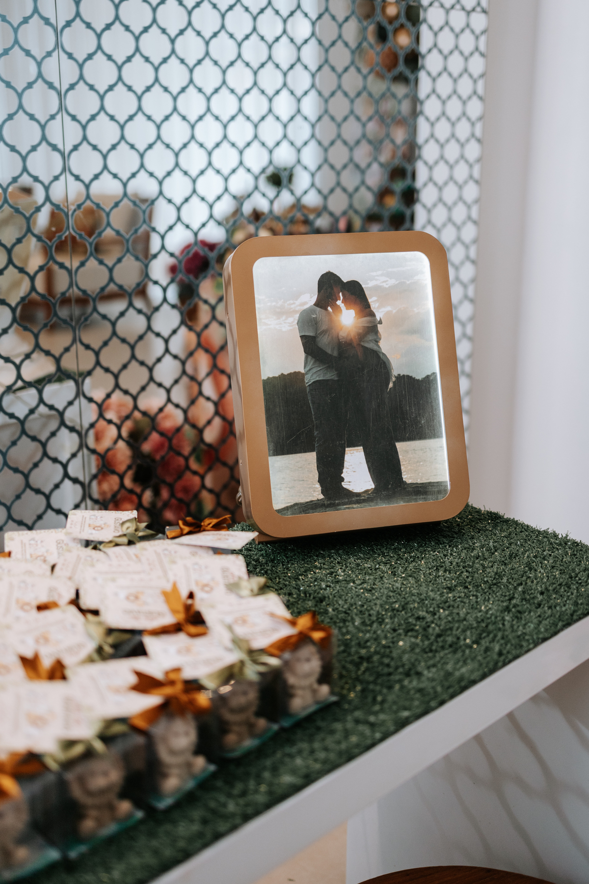 Foto de porta-retrato com foto do casal em meio à decoração da mesa.
