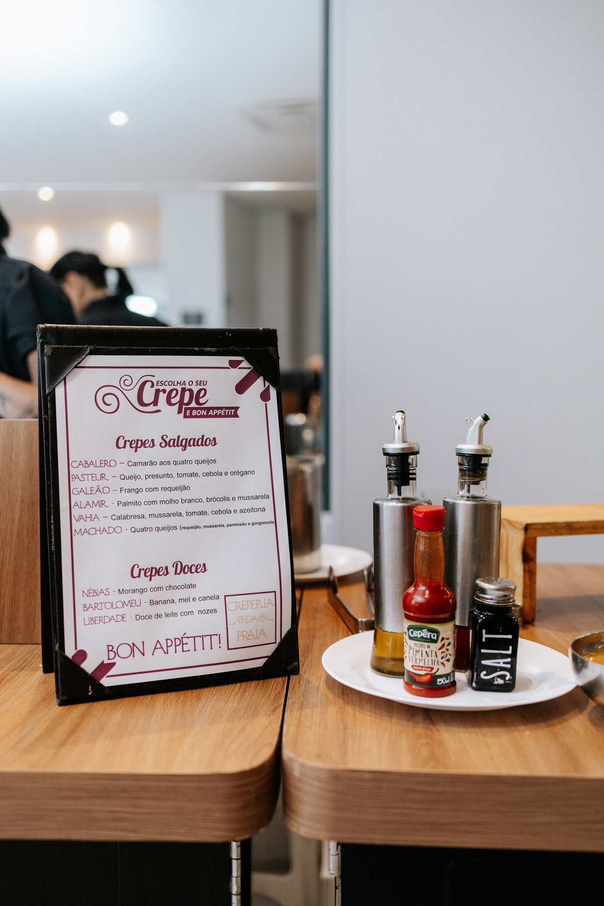 Foto do cardápio de crepes da festa sobre a mesa de serviço.