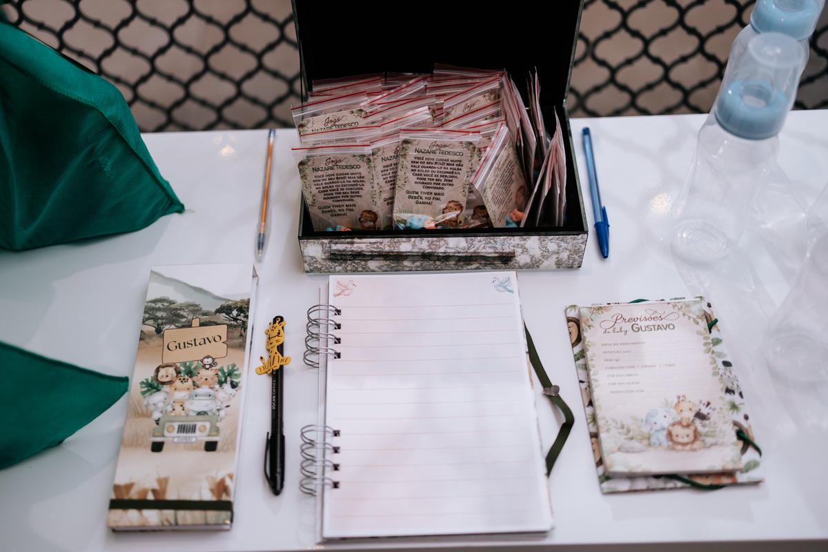 Foto do livro de assinaturas e caneta personalizados para os convidados.