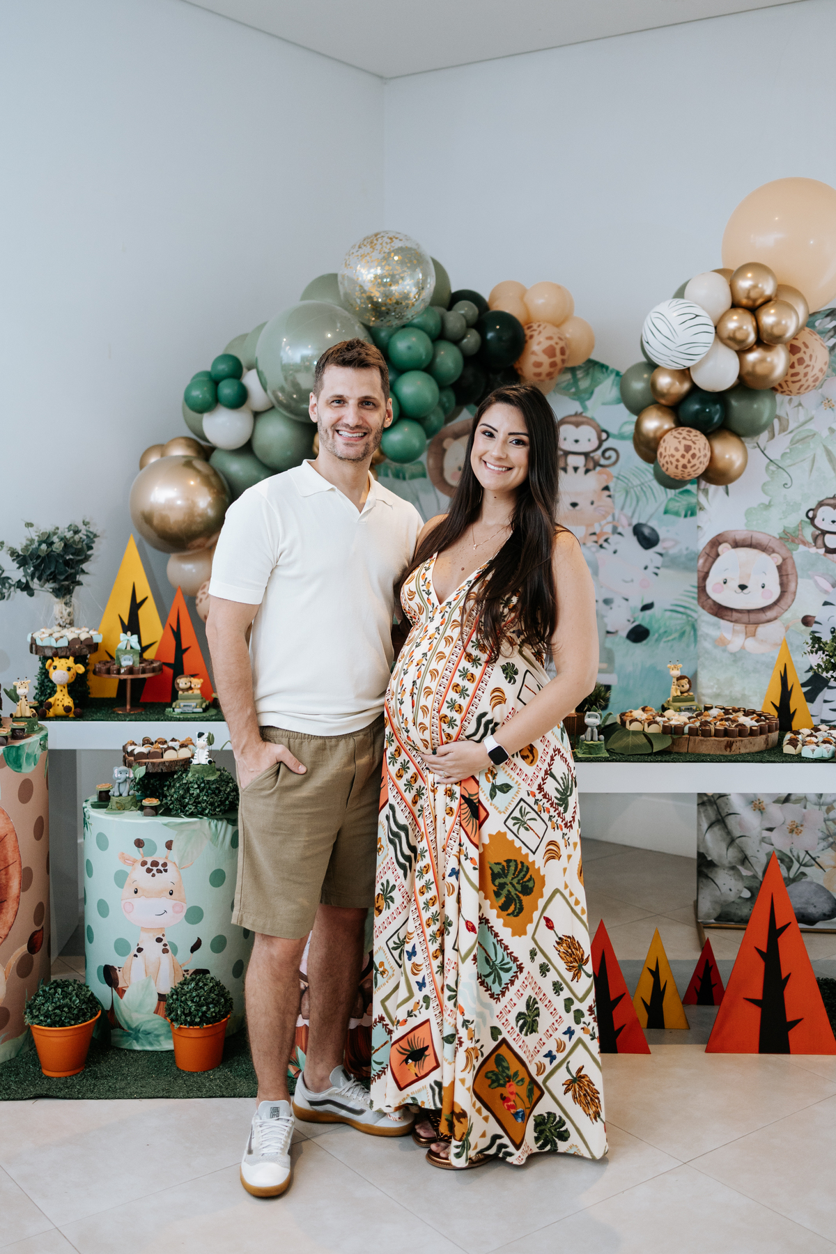 Foto oficial do casal sorridente posando na mesa principal safari.