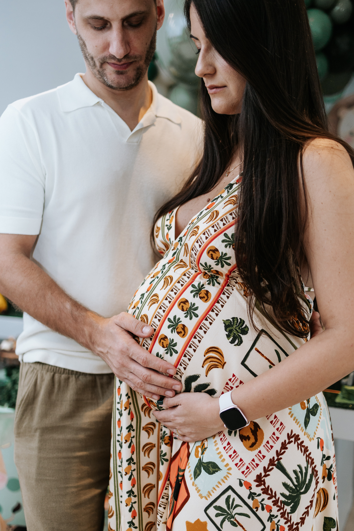 Foto aproximada do casal abraçado com destaque para a barriga.