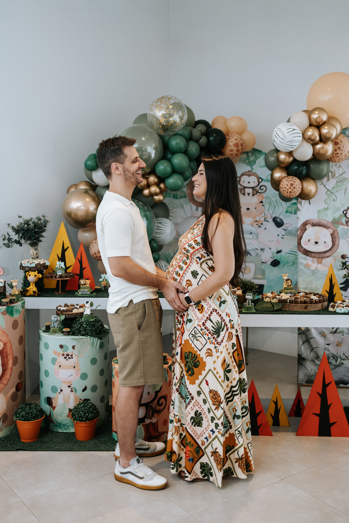 Foto do casal sorridente em frente à mesa principal do Safari.