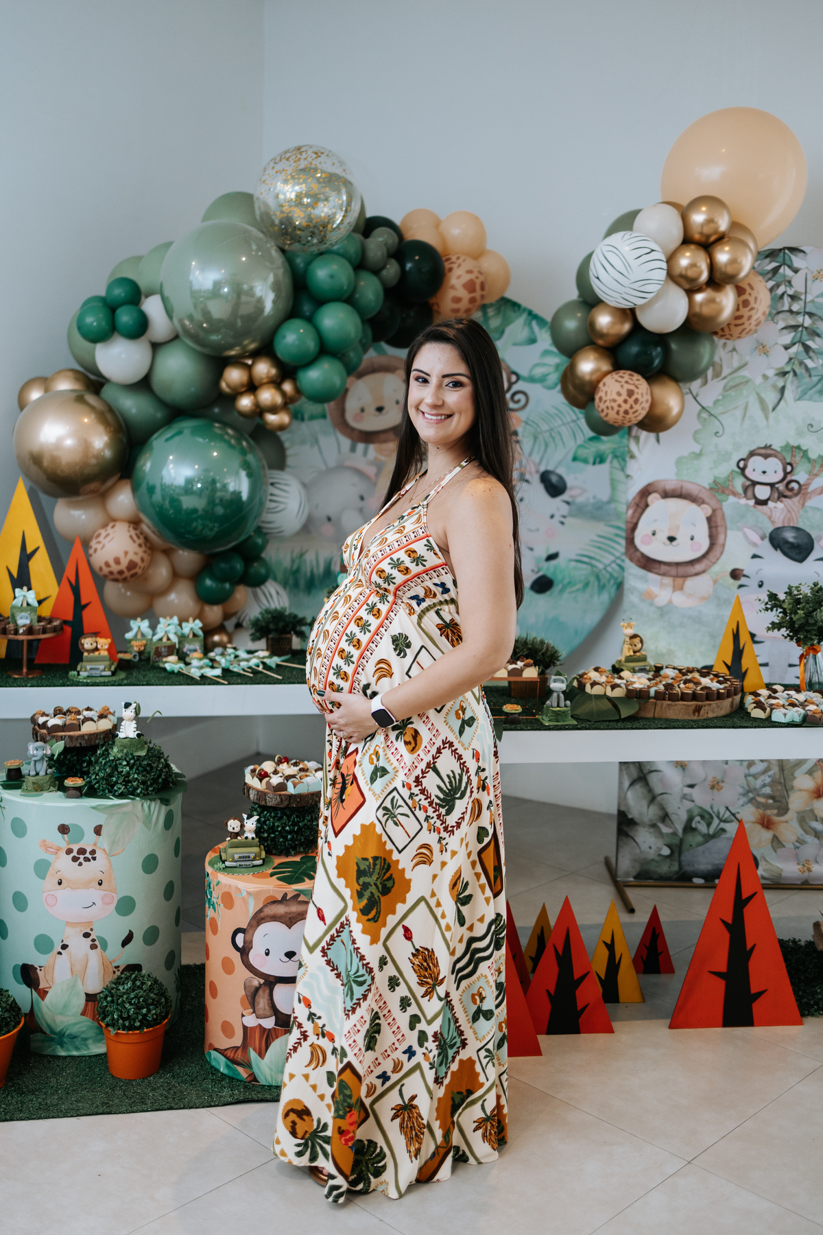 Foto da gestante posando de perfil exibindo a barriga na festa.
