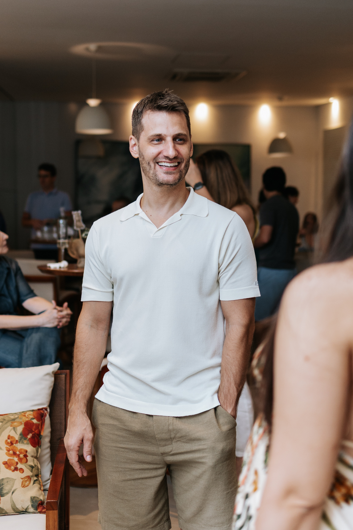 Foto do futuro papai sorridente durante a celebração.