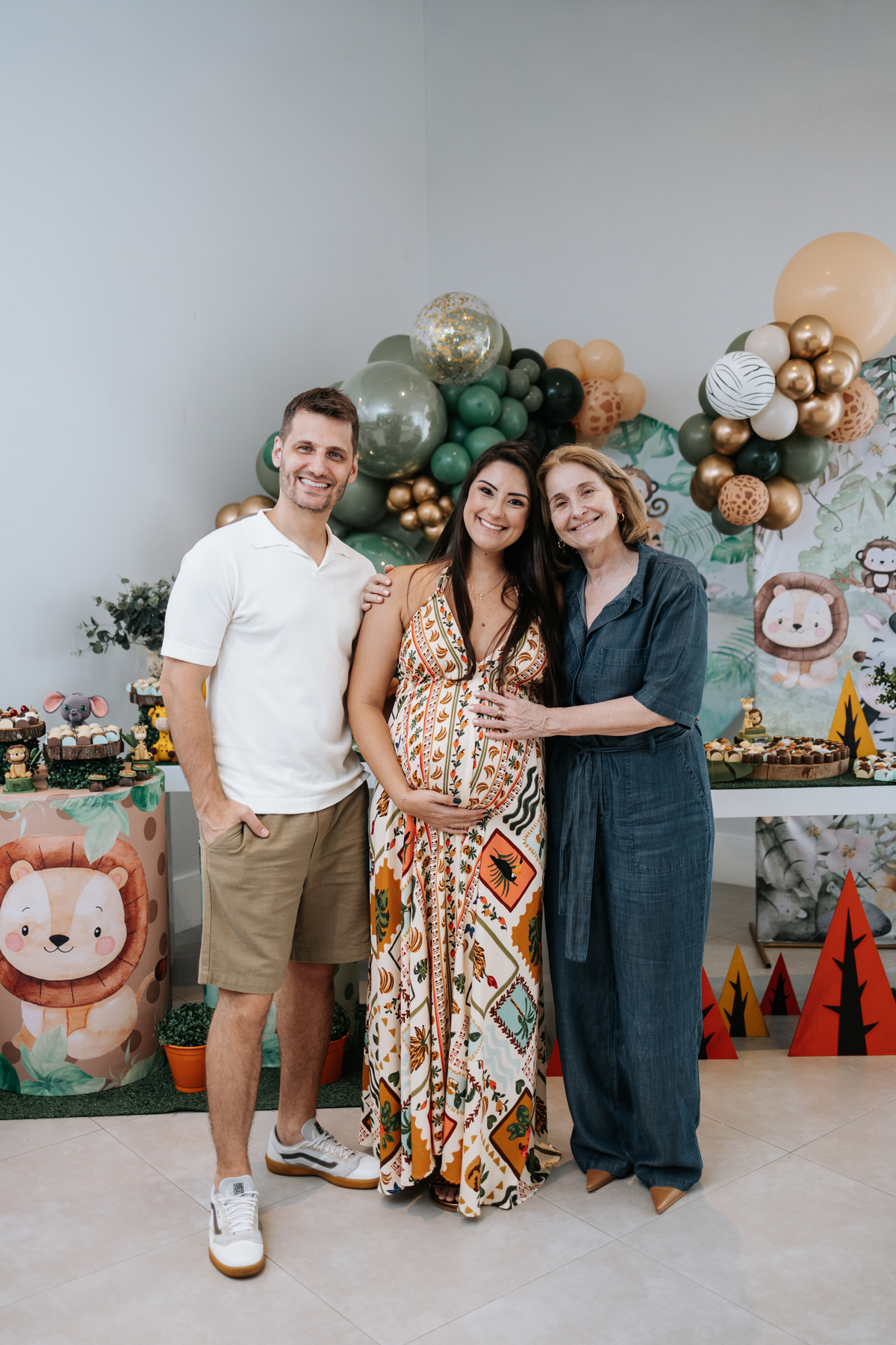 Foto do casal com uma convidada querida na mesa principal.