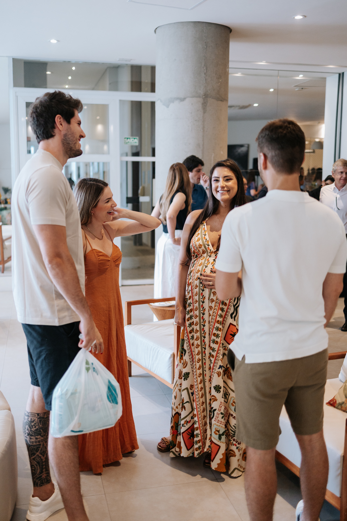 Foto do casal recebendo e cumprimentando os amigos na chegada.