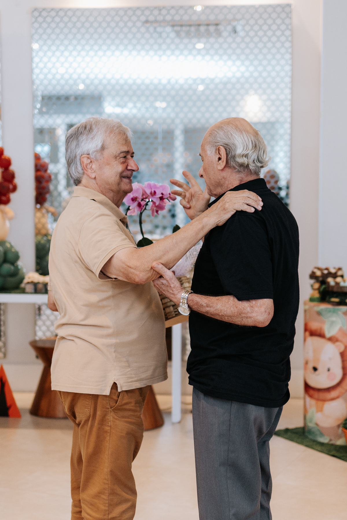 Foto de convidados conversando e aproveitando a recepção.