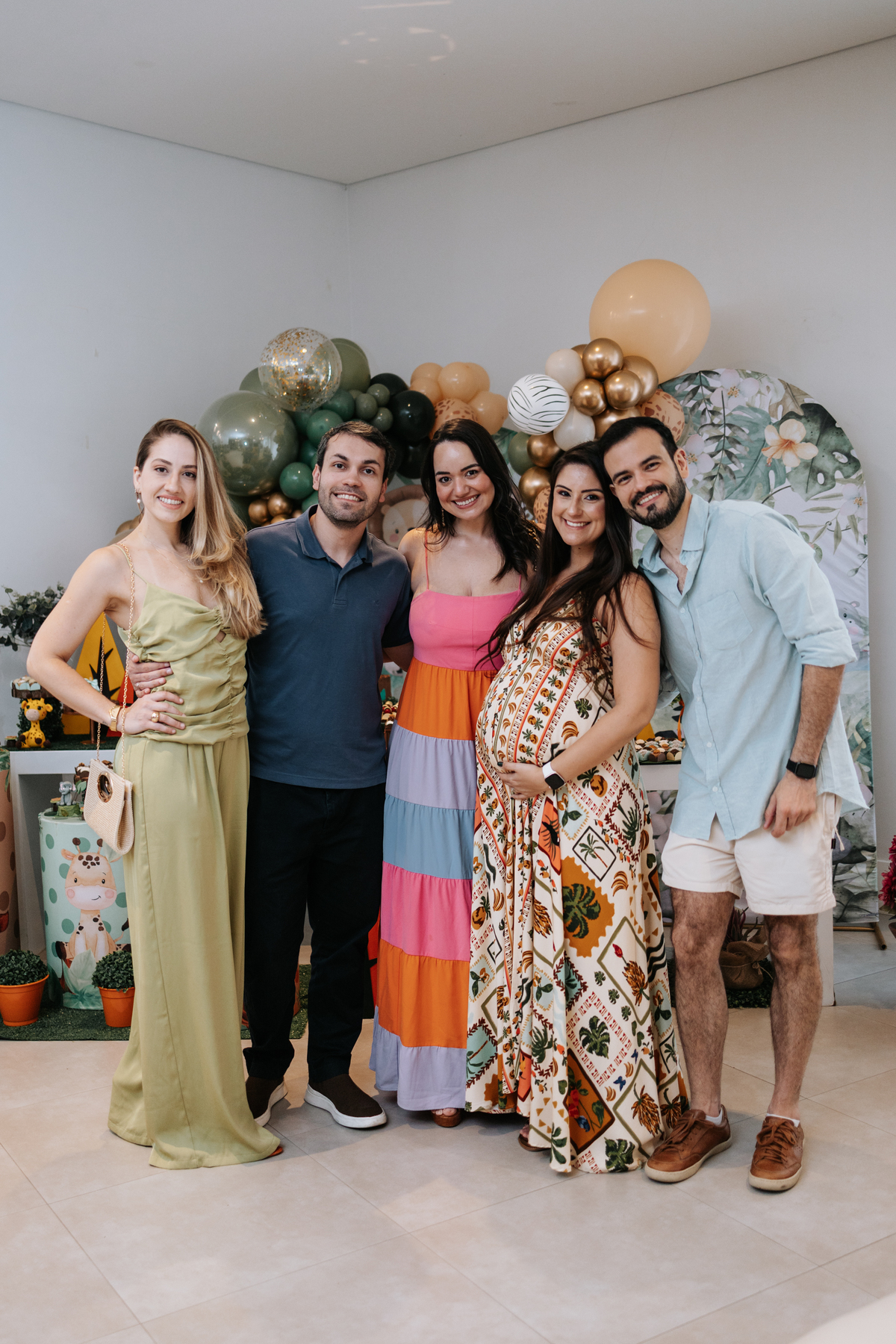 Foto oficial com grupo de amigos reunidos na mesa principal.