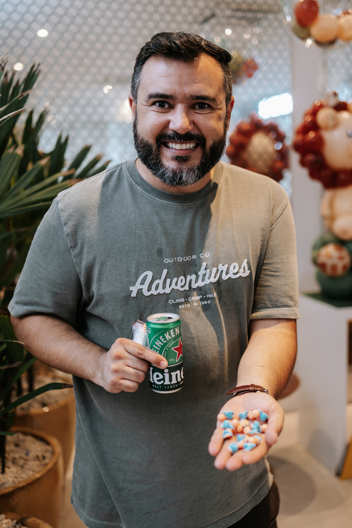 Foto aproximada de convidado segurando todos os bebês 