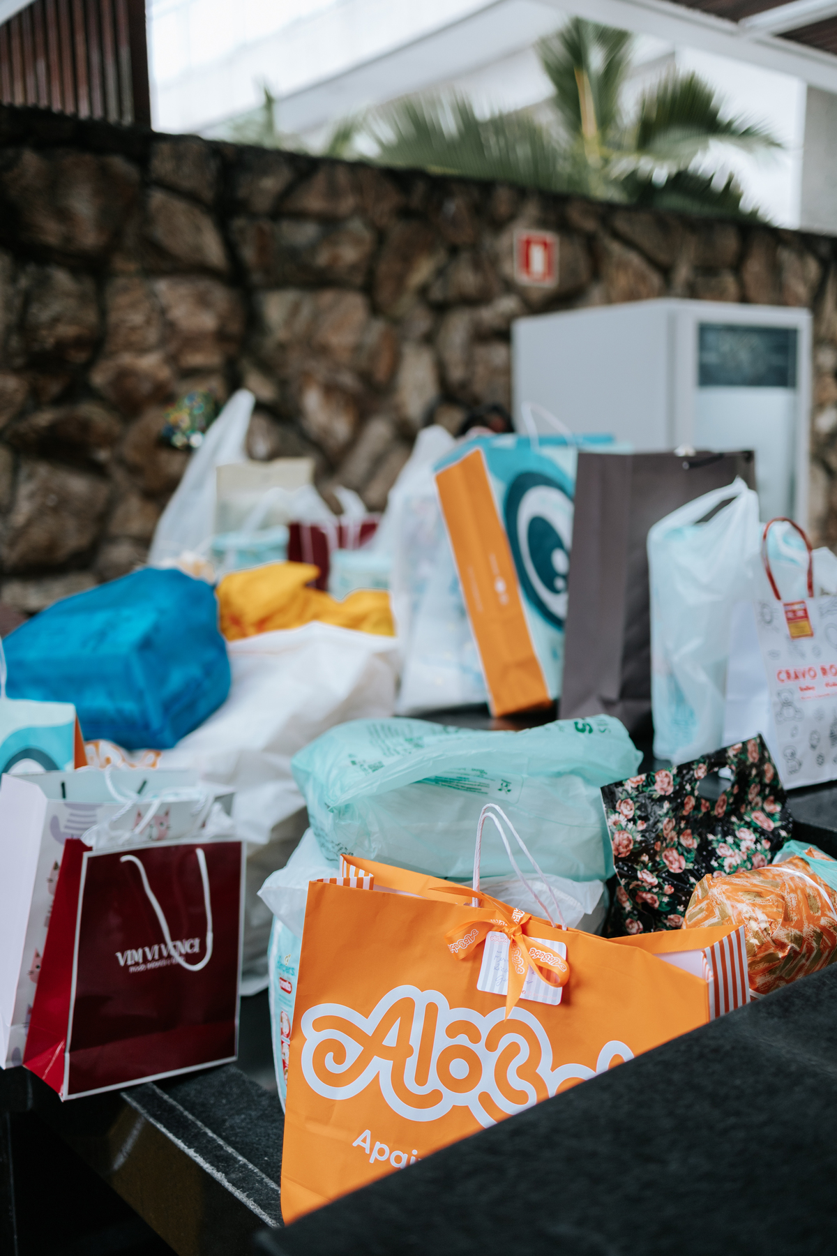Foto de detalhe da mesa de presentes repleta de pacotes e mimos.