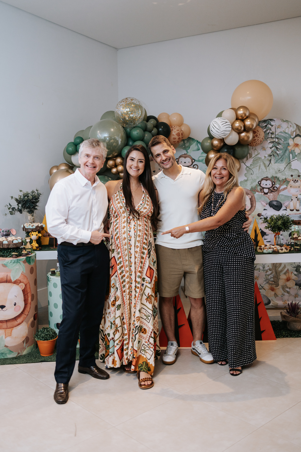 Foto oficial do casal com os avós na decoração temática Safari.