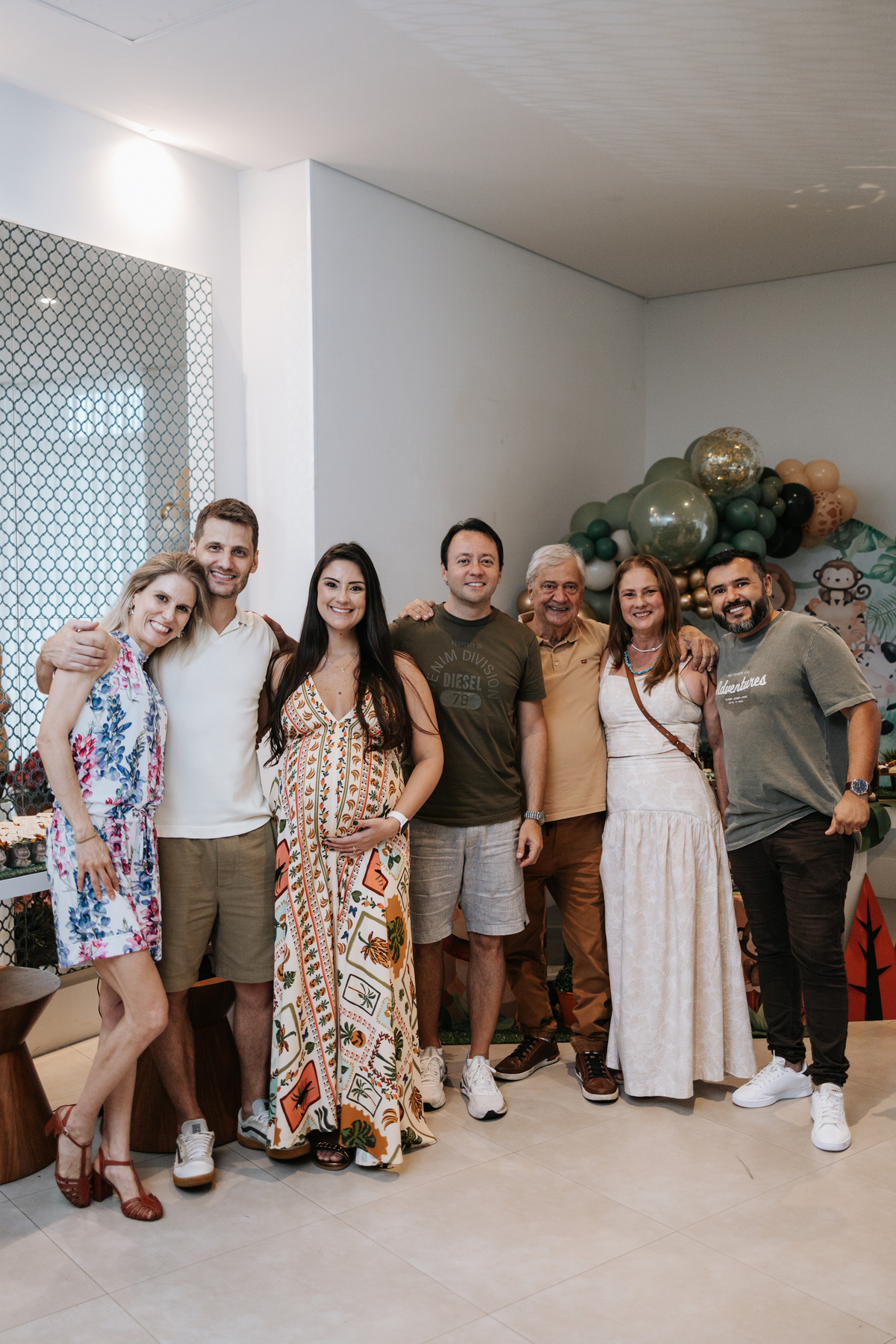 Foto do casal com convidados celebrando o momento final da festa.